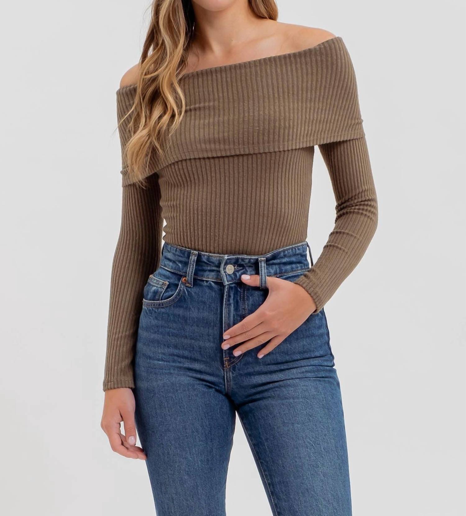 Оливковый топ с длинными рукавами и отложным плечом LA MIEL
Оливковый топ с длинными рукавами и отложным плечом LA MIEL