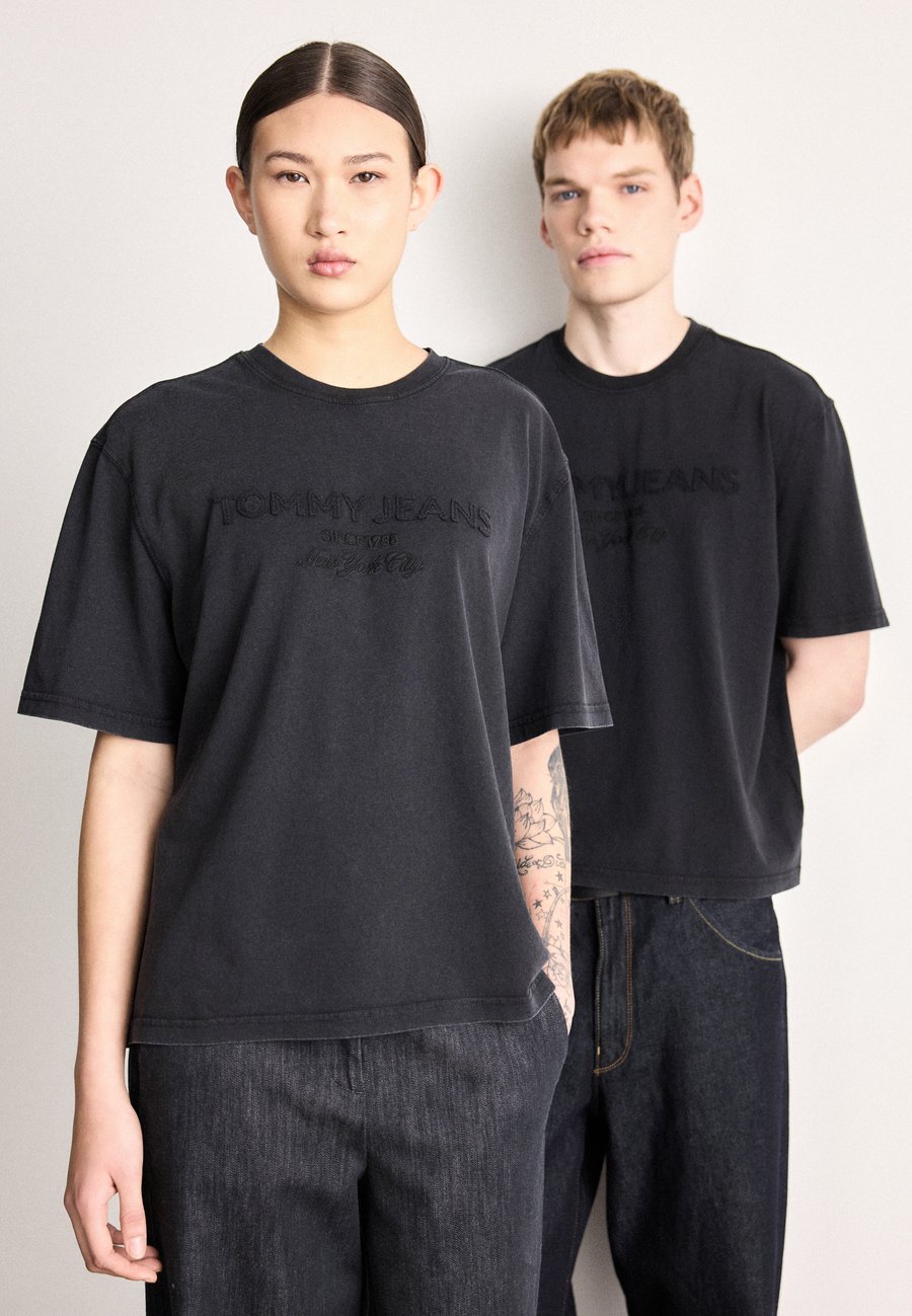 Футболка Tommy Jeans 90S NEW CLASSICS TEE UNISEX, Black, Черный, Футболка Tommy Jeans 90S NEW CLASSICS TEE UNISEX, Black
Футболка Tommy Jeans 90S NEW CLASSICS TEE UNISEX, Black, Черный, Футболка Tommy Jeans 90S NEW CLASSICS TEE UNISEX, Black
