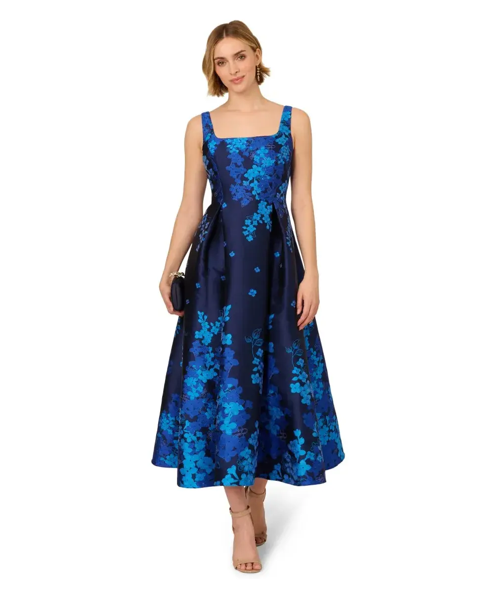 Длинное платье из цветочного микросатина на бретелях Adrianna Papell, синий
Длинное платье из цветочного микросатина на бретелях Adrianna Papell, синий
