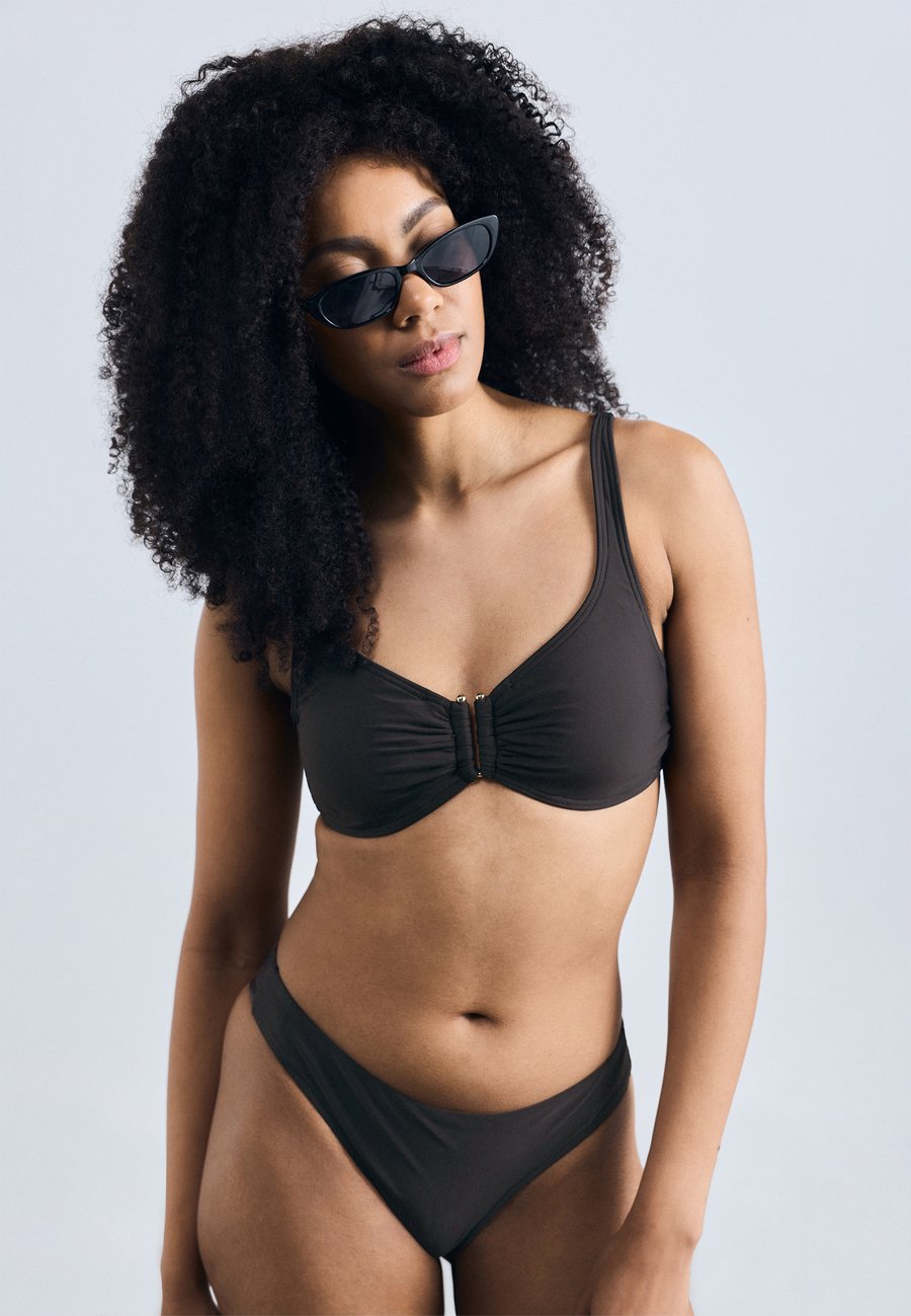 Топ бикини LASCANA WIRE BUCKLE SIMPLE, Black
Топ бикини LASCANA WIRE BUCKLE SIMPLE, Black