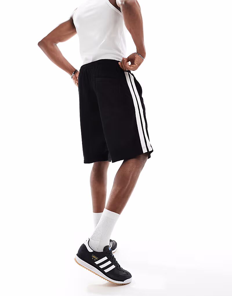 Махровые шорты Jack & Jones с полосками по бокам черного цвета
Махровые шорты Jack & Jones с полосками по бокам черного цвета