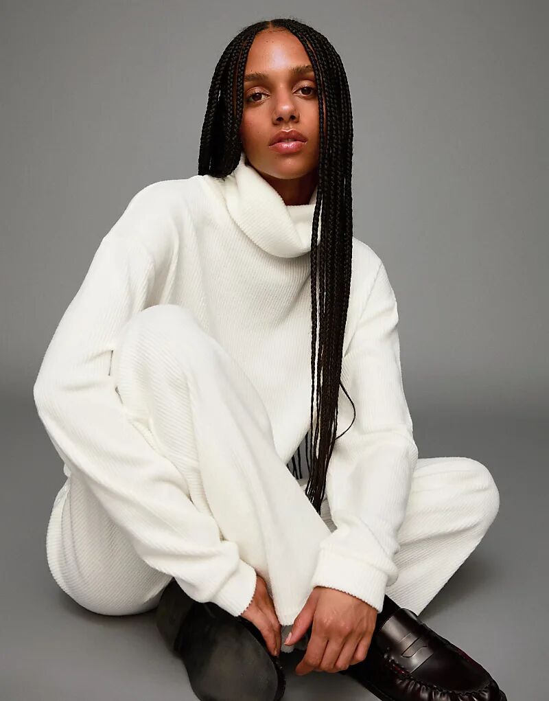 Ребристый свитер Bershka с высоким воротом цвета экрю
Ребристый свитер Bershka с высоким воротом цвета экрю