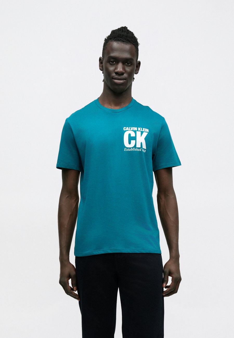 Футболка Calvin Klein CORNER GRAPHIC, Teal Marine/Blue, Синий, Футболка Calvin Klein CORNER GRAPHIC, Teal Marine/Blue
Футболка Calvin Klein CORNER GRAPHIC, Teal Marine/Blue, Синий, Футболка Calvin Klein CORNER GRAPHIC, Teal Marine/Blue