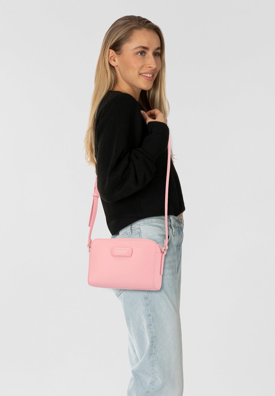 Сумка кросс-боди Lacoste Cross body bag, Peony/Pink
Сумка кросс-боди Lacoste Cross body bag, Peony/Pink