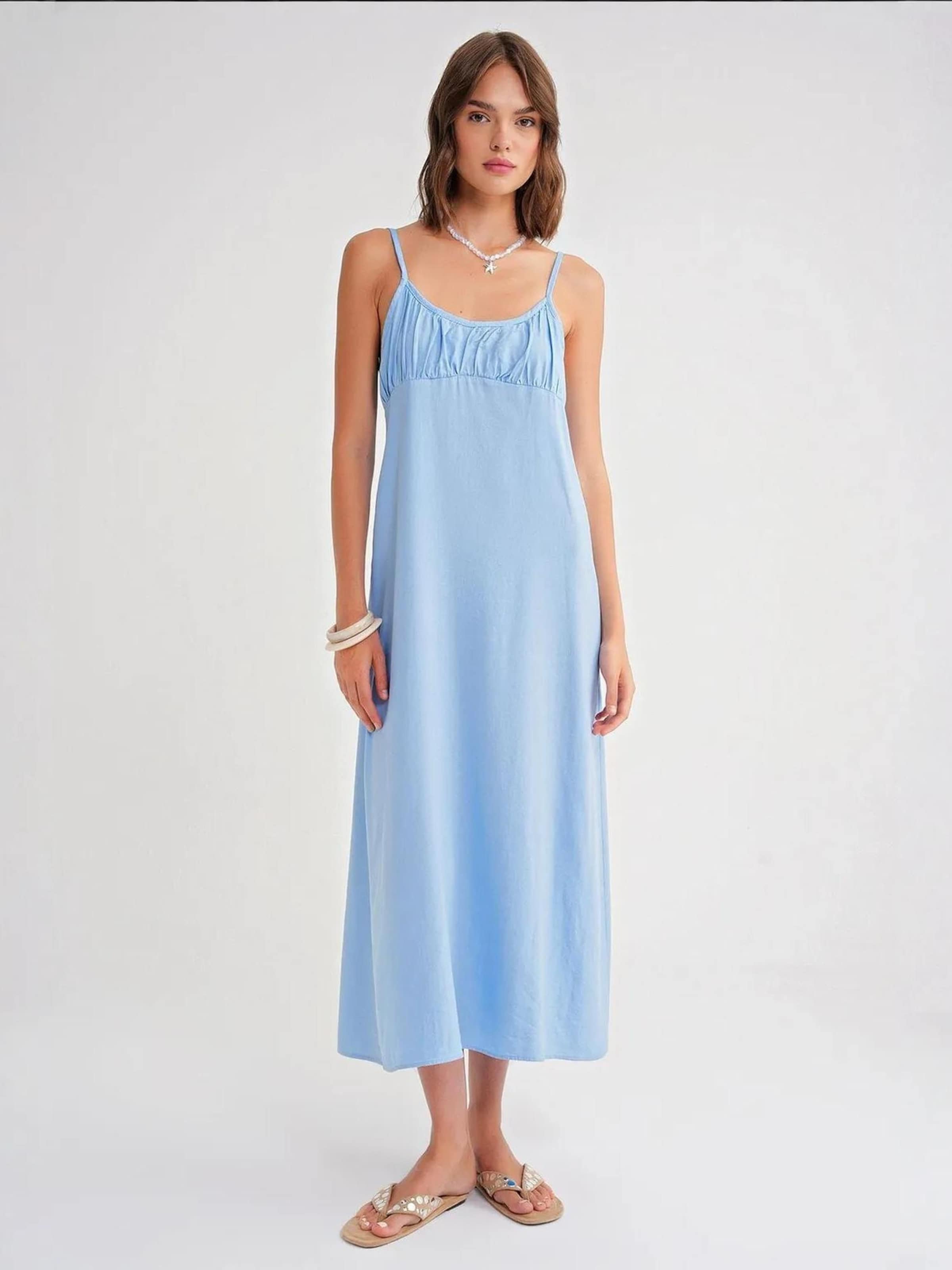 MixRay Летнее платье в светло-голубом цвете
MixRay Летнее платье в светло-голубом цвете