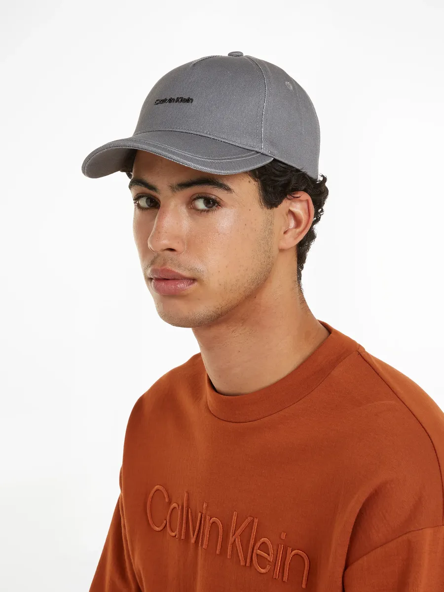 Кепка Calvin Klein Snapback "METAL LETTERING BB CAP" с тисненым логотипом, цвет Iron Gate
Кепка Calvin Klein Snapback "METAL LETTERING BB CAP" с тисненым логотипом, цвет Iron Gate