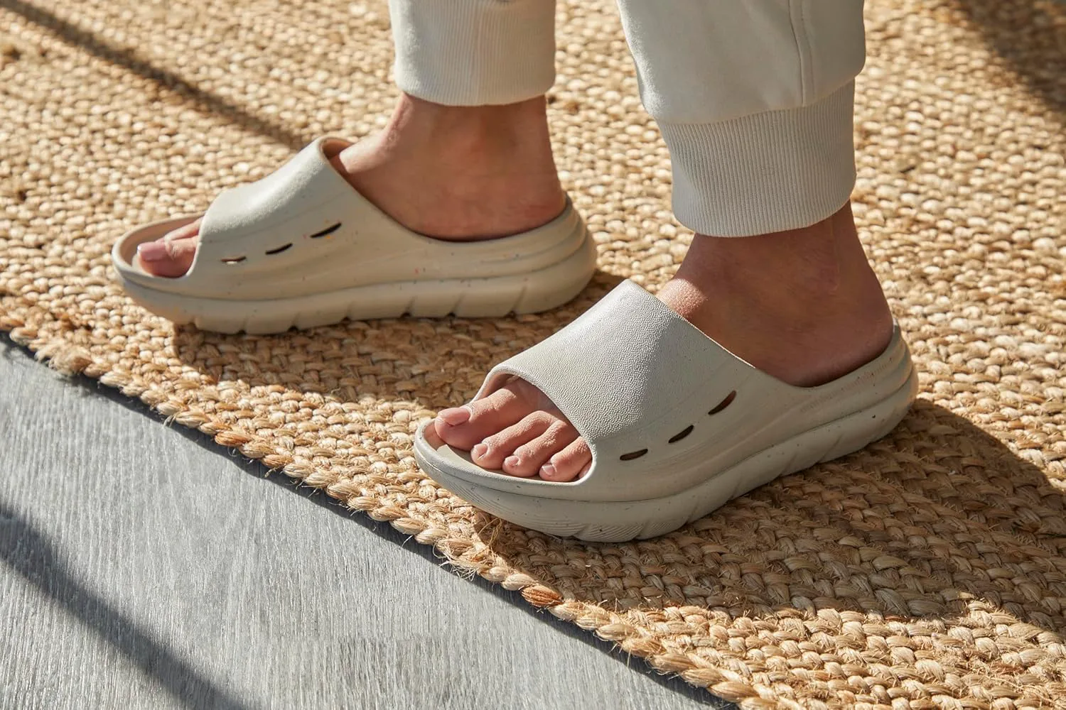 Мужские слайды с подушкой Dearfoams из легкого переработанного ЭВА
Мужские слайды с подушкой Dearfoams из легкого переработанного ЭВА