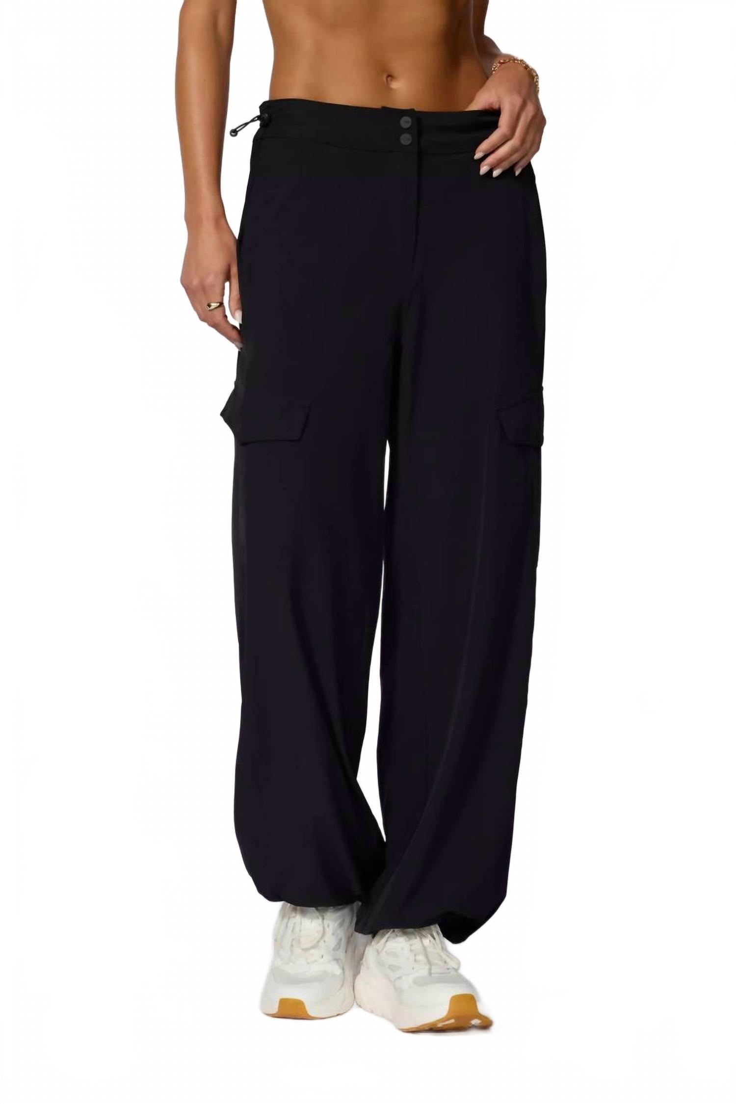 Вдохновляющие карго брюки в черном цвете MPG Sport
Вдохновляющие карго брюки в черном цвете MPG Sport