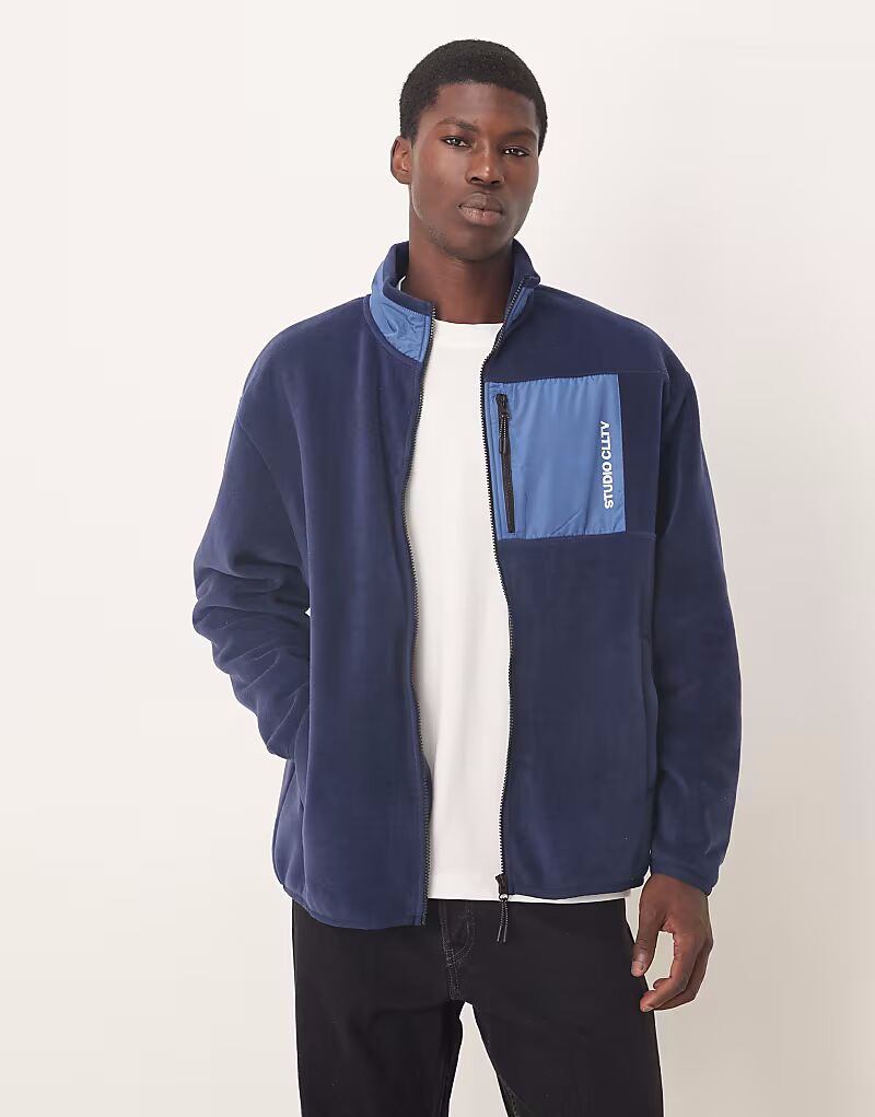 Свободная флисовая куртка на молнии с карманом синего цвета Asos Design
Свободная флисовая куртка на молнии с карманом синего цвета Asos Design