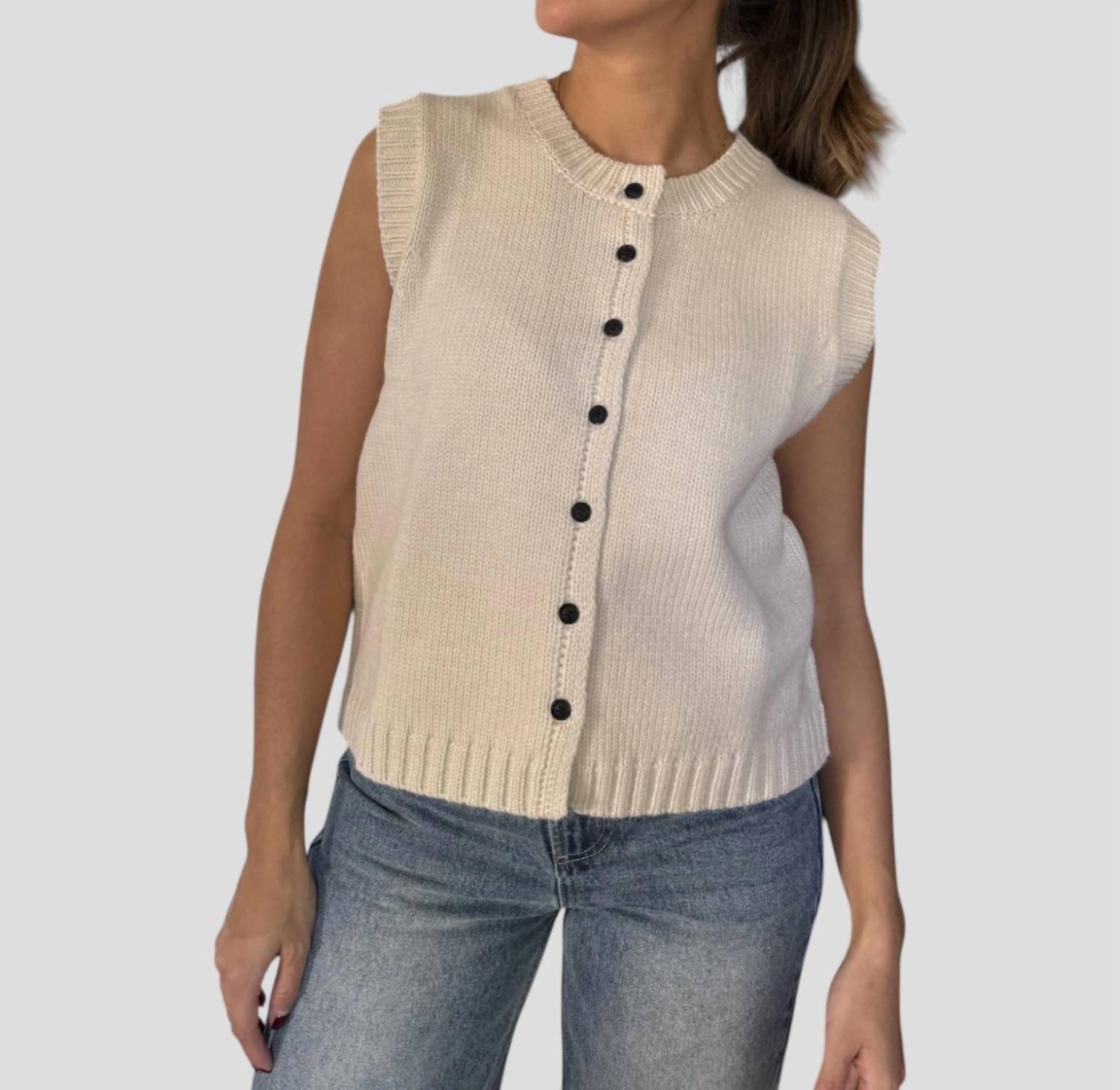 Топ Jordan Knit без рукавов на пуговицах кремового цвета Sofie the Label
Топ Jordan Knit без рукавов на пуговицах кремового цвета Sofie the Label