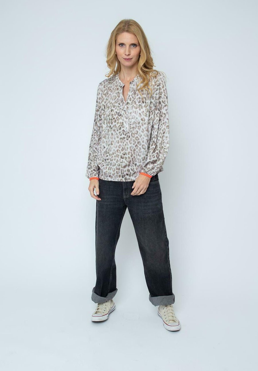 Блуза Emily van den Bergh Blouse, Taupe Leo/White
Блуза Emily van den Bergh Blouse, Taupe Leo/White