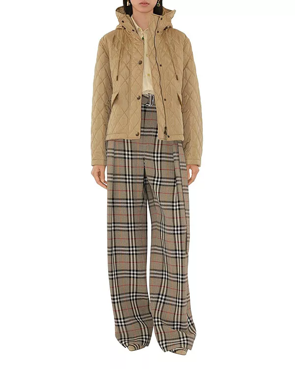 Укороченная стеганая нейлоновая куртка с капюшоном Burberry, бежевый
Укороченная стеганая нейлоновая куртка с капюшоном Burberry, бежевый