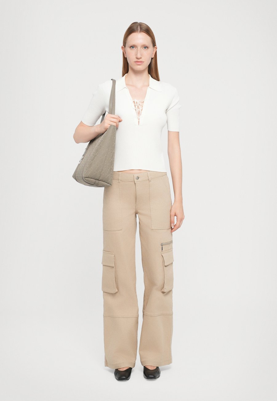 Сумка-шоппер Armani Exchange Tote bag, Brown Bass/Beige
Сумка-шоппер Armani Exchange Tote bag, Brown Bass/Beige