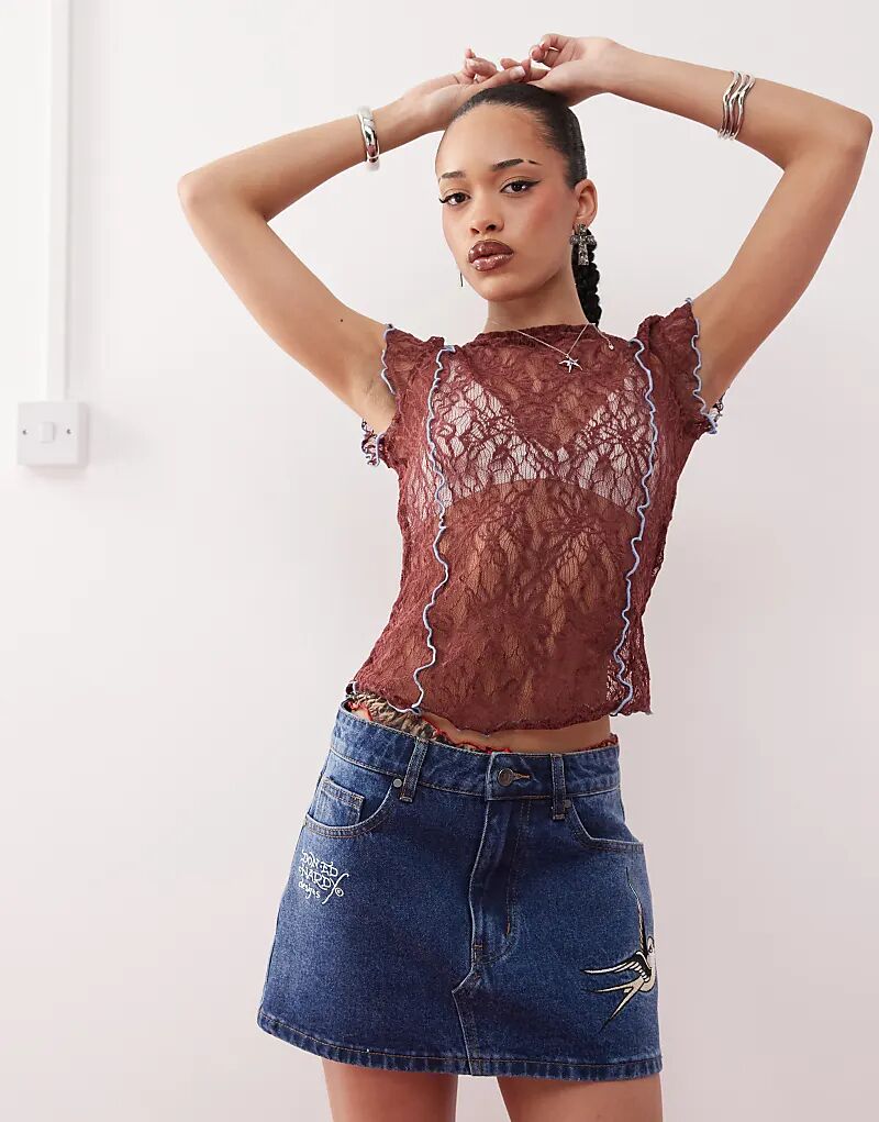 Джинсовая мини-юбка с заниженной талией и боковыми потертостями цвета стираный индиго Ed Hardy
Джинсовая мини-юбка с заниженной талией и боковыми потертостями цвета стираный индиго Ed Hardy