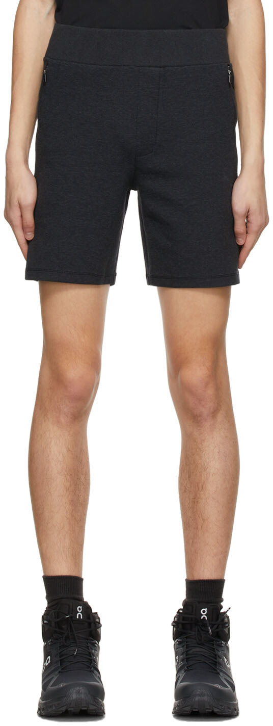 Черные спортивные шорты с фирменной отделкой JACQUES
Черные спортивные шорты с фирменной отделкой JACQUES