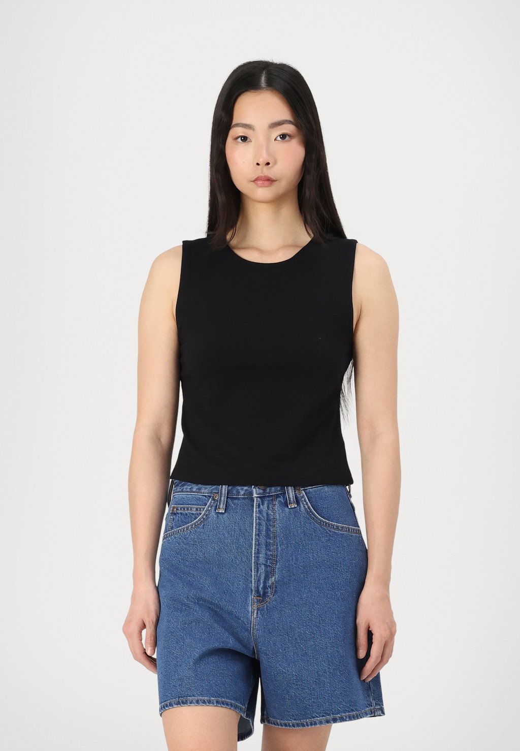 Топ CROP SHELL GAP, черный
Топ CROP SHELL GAP, черный