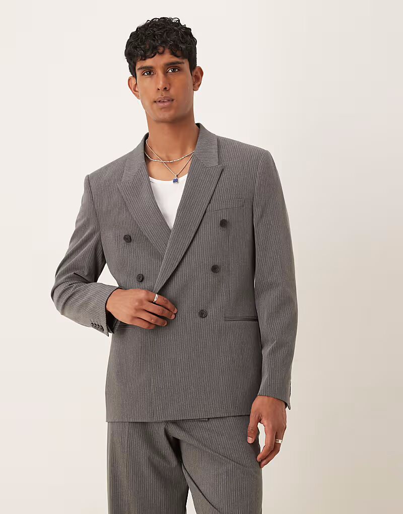 Двубортный свободный пиджак в тонкую полоску темно-серого цвета Asos Design
Двубортный свободный пиджак в тонкую полоску темно-серого цвета Asos Design