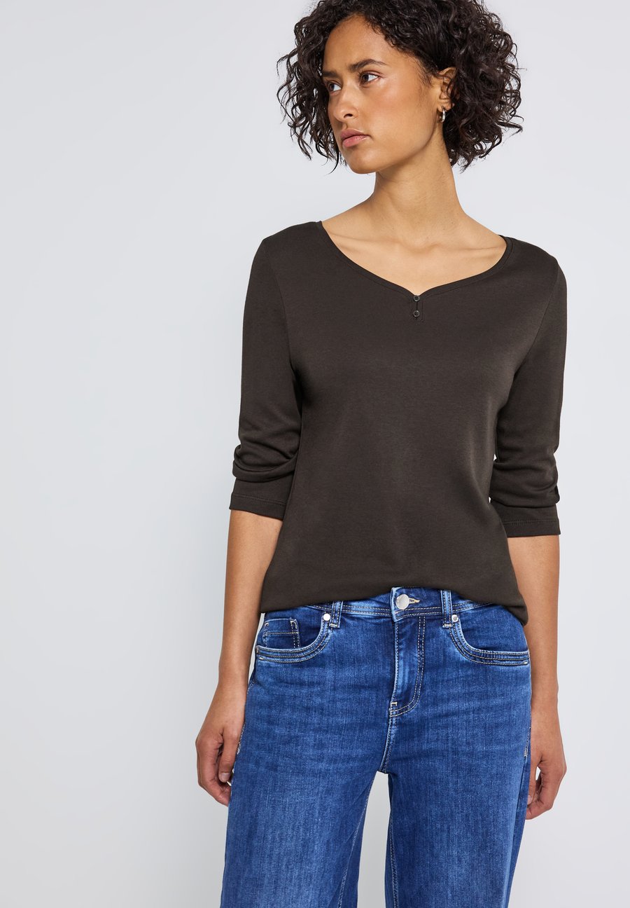 Топ Street One BASIC MIT KNOPFDETAIL, Braun/Dark Brown
Топ Street One BASIC MIT KNOPFDETAIL, Braun/Dark Brown