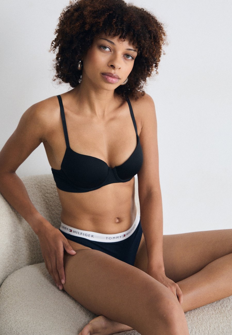 Трусы Tommy Hilfiger THONG 3 PACK, Mystic Orchid/Daisy/Desert Sky/Multi-Coloured
Трусы Tommy Hilfiger THONG 3 PACK, Mystic Orchid/Daisy/Desert Sky/Multi-Coloured