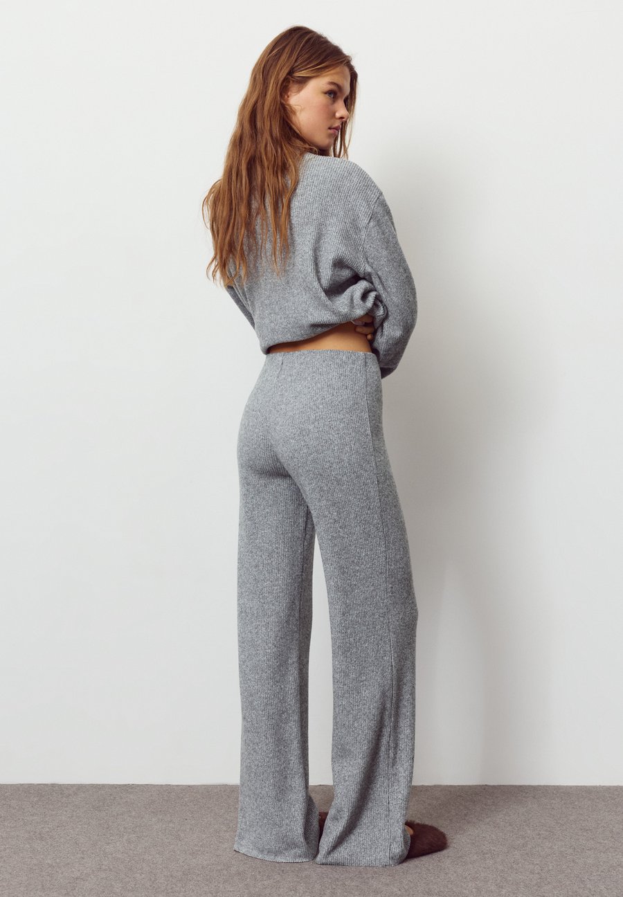 Брюки PULL&BEAR Trousers, Grey
Брюки PULL&BEAR Trousers, Grey
