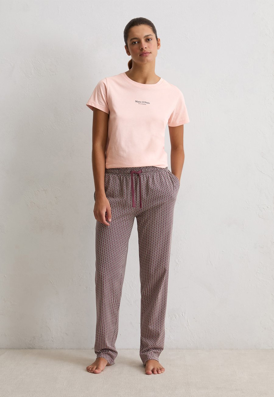 Пижамные брюки Marc O'Polo PANTS LONG, Cherry Lacquer Geo Print/Dark Red
Пижамные брюки Marc O'Polo PANTS LONG, Cherry Lacquer Geo Print/Dark Red