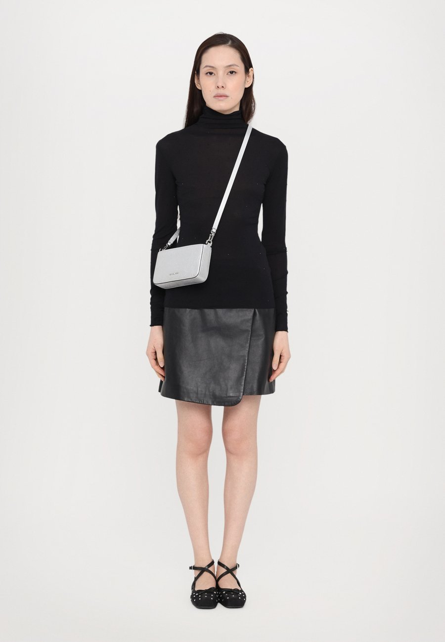 Сумка кросс-боди MICHAEL Michael Kors BRYANT, Silver/Silver-Coloured
Сумка кросс-боди MICHAEL Michael Kors BRYANT, Silver/Silver-Coloured