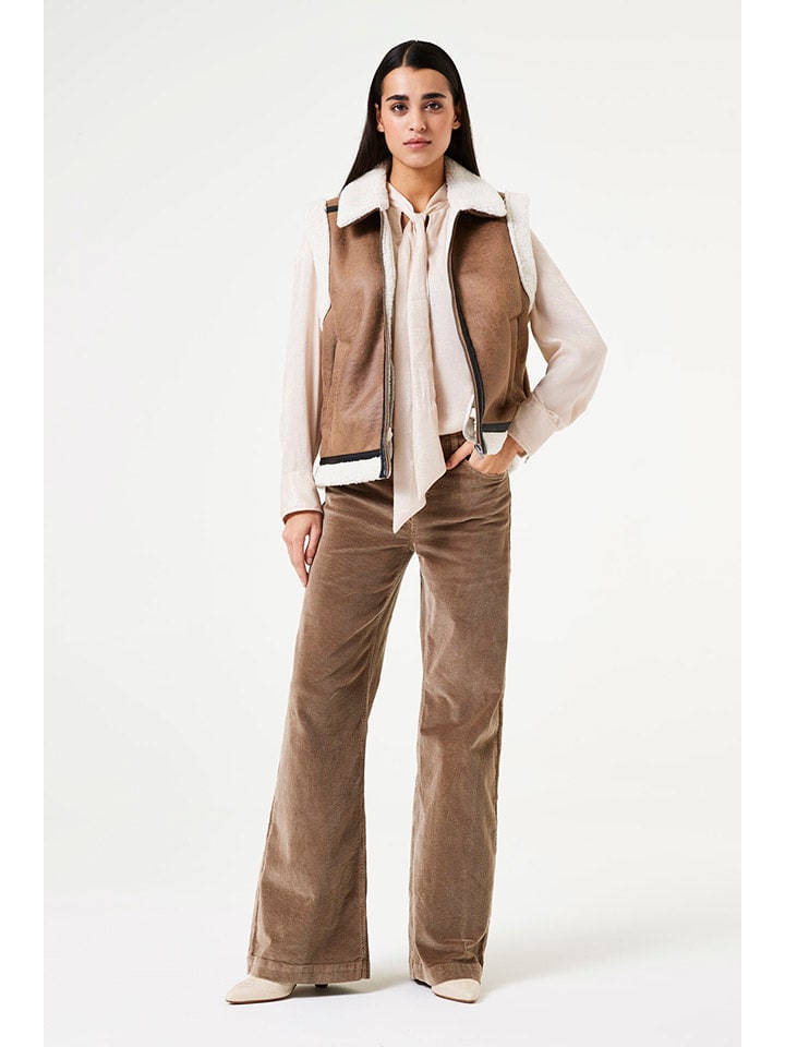 Жилет Garcia, цвет hellbraun/weiß
Жилет Garcia, цвет hellbraun/weiß