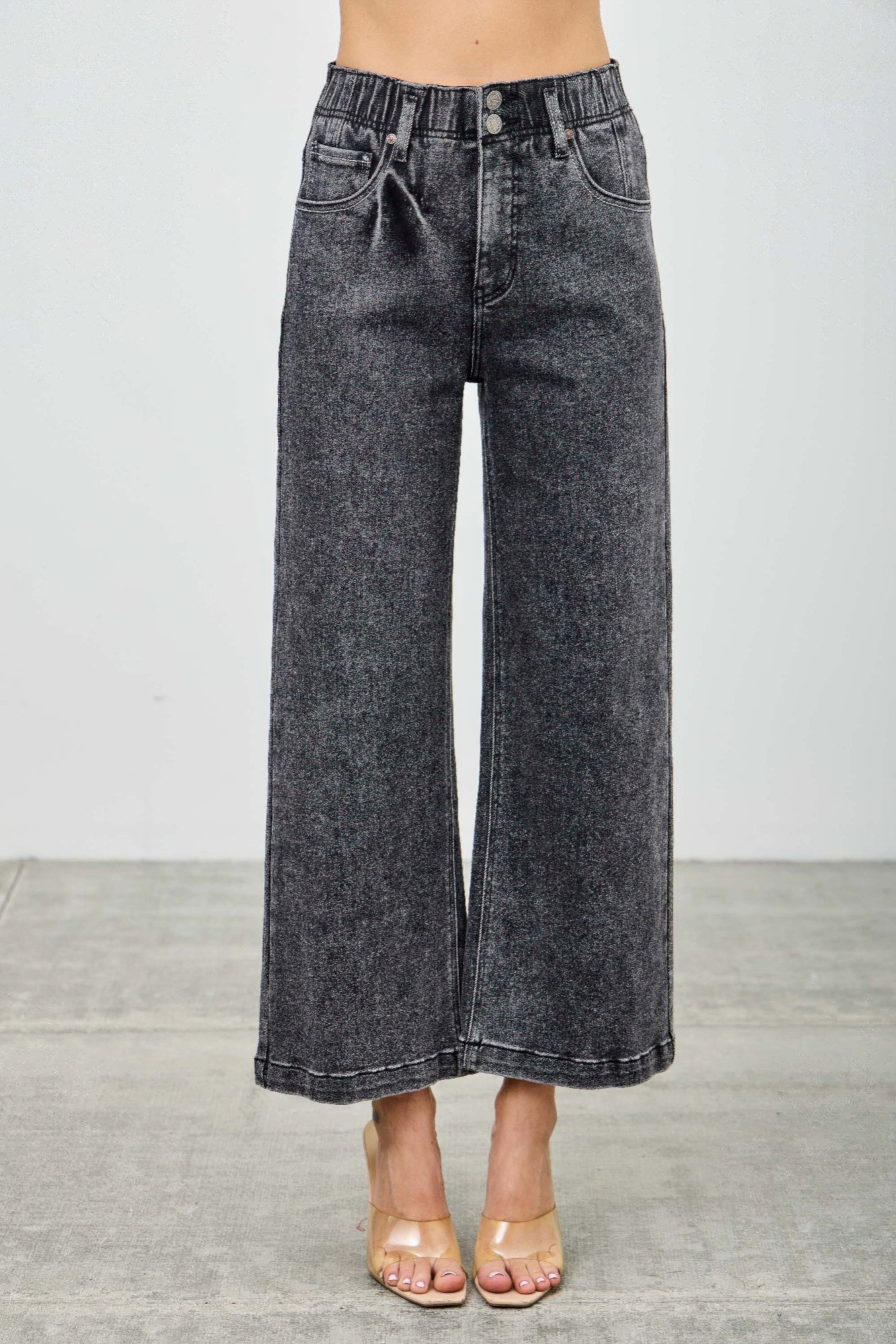 Высотное здание, широкое поле TRUEDAMES, washed black
Высотное здание, широкое поле TRUEDAMES, washed black