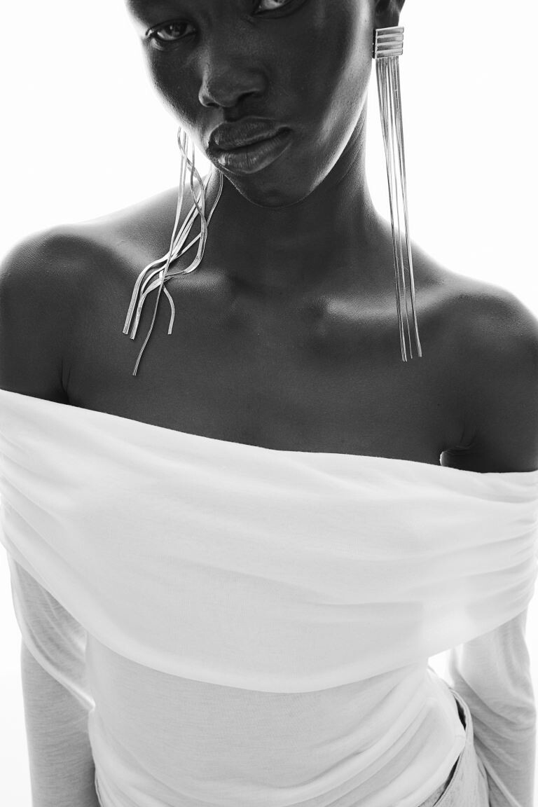 Нежная рубашка с открытыми плечами H&M, бежевый
Нежная рубашка с открытыми плечами H&M, бежевый