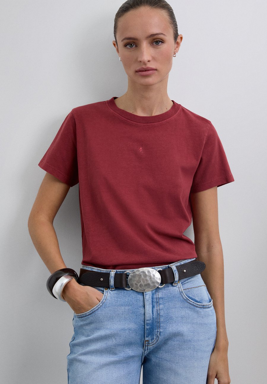 Футболка Scalpers PLAINCENTRALSKULL TEE, Dark Red/Red
Футболка Scalpers PLAINCENTRALSKULL TEE, Dark Red/Red