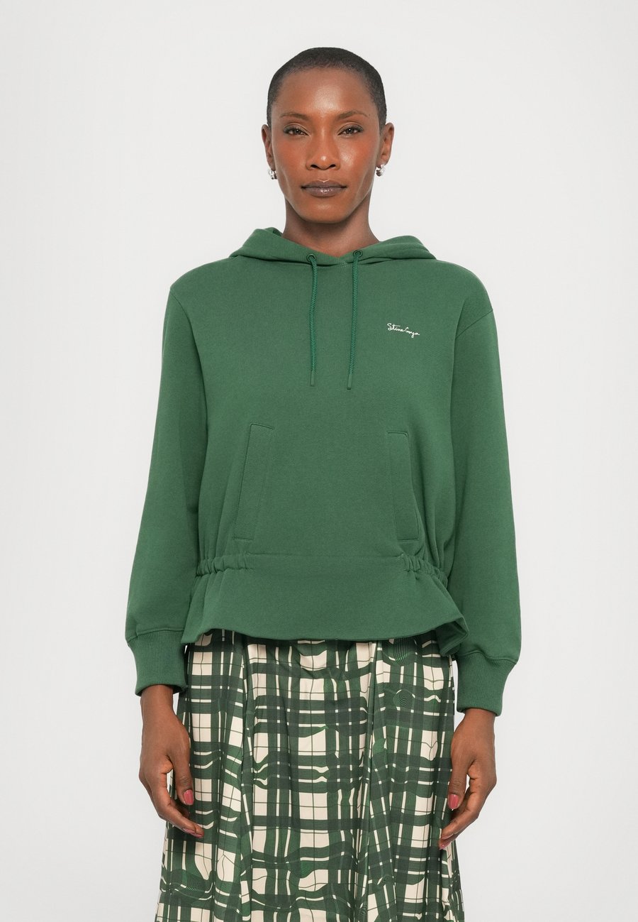 Худи Stine Goya TERRY CINCHED WAIST, Green
Худи Stine Goya TERRY CINCHED WAIST, Green
