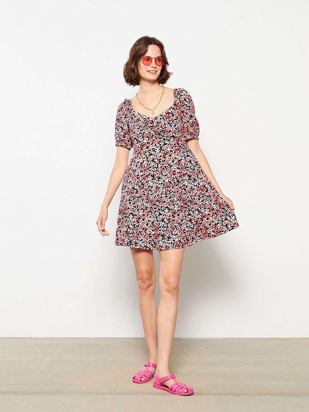 Женское платье с коротким рукавом и цветочным принтом с воротником-сердечком LCW Casual
Женское платье с коротким рукавом и цветочным принтом с воротником-сердечком LCW Casual