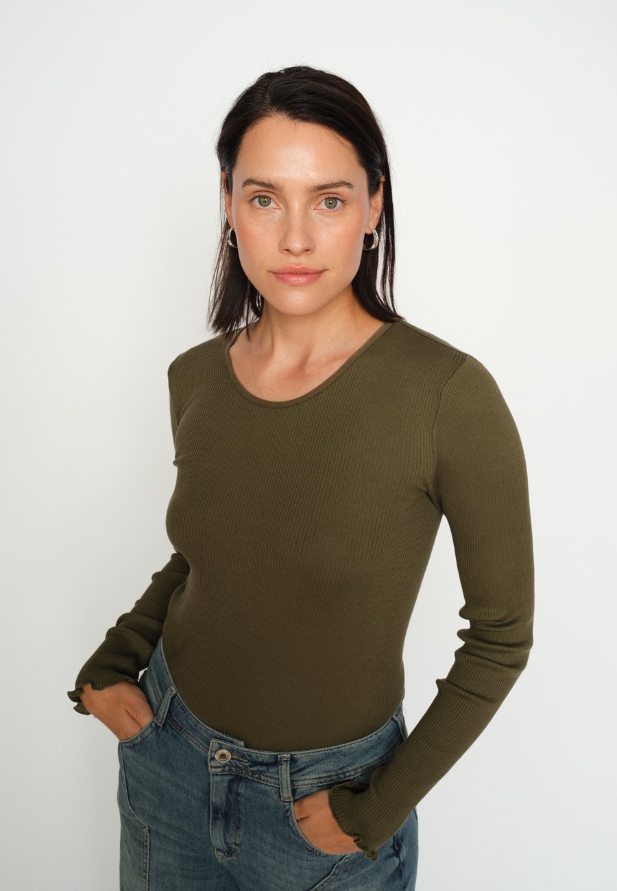 Топ Mos Mosh ELAINE SEAMLESS TEE, Olive Night/Dark Green
Топ Mos Mosh ELAINE SEAMLESS TEE, Olive Night/Dark Green