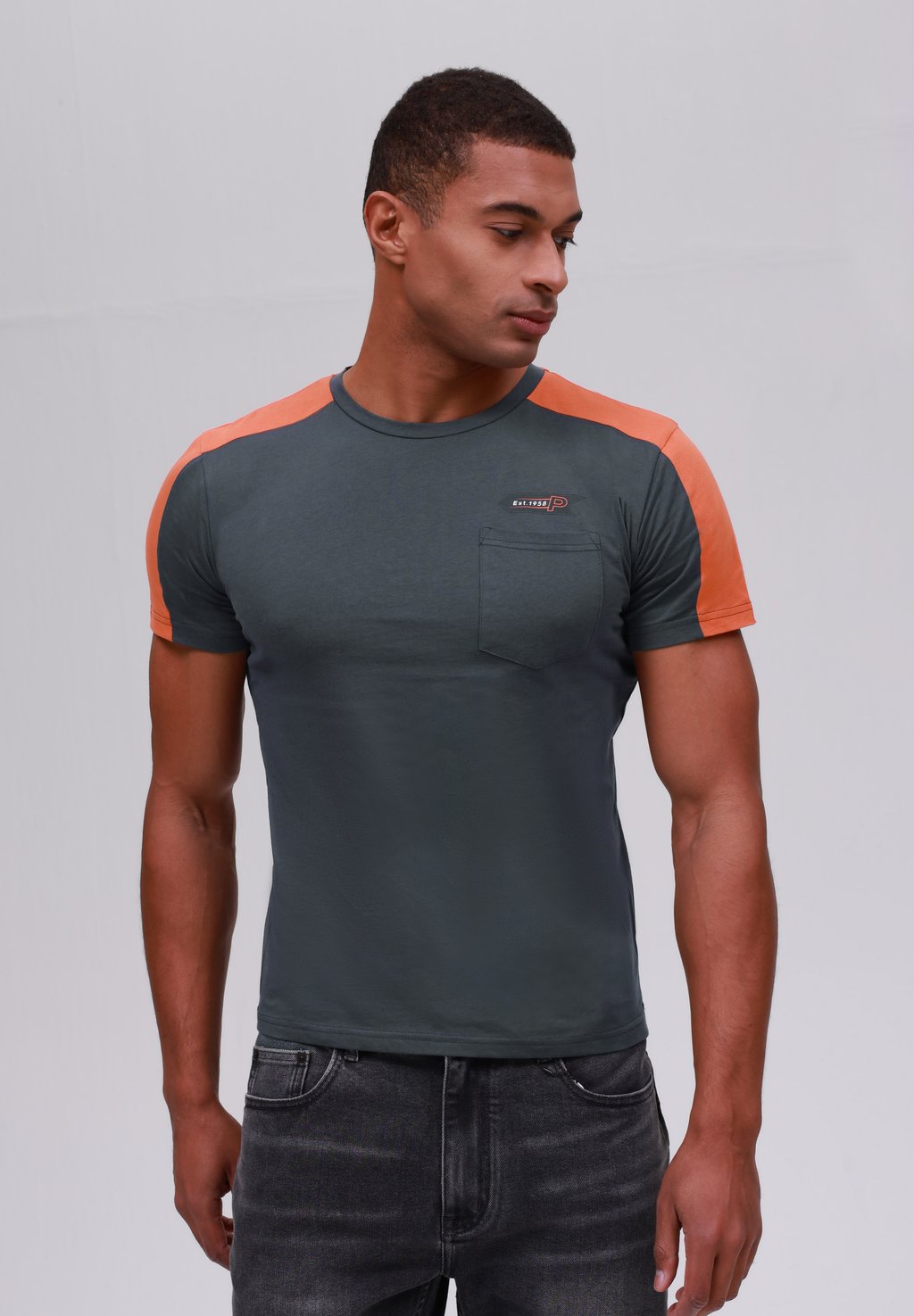 Базовая футболка Pier One, темно-серый
Базовая футболка Pier One, темно-серый