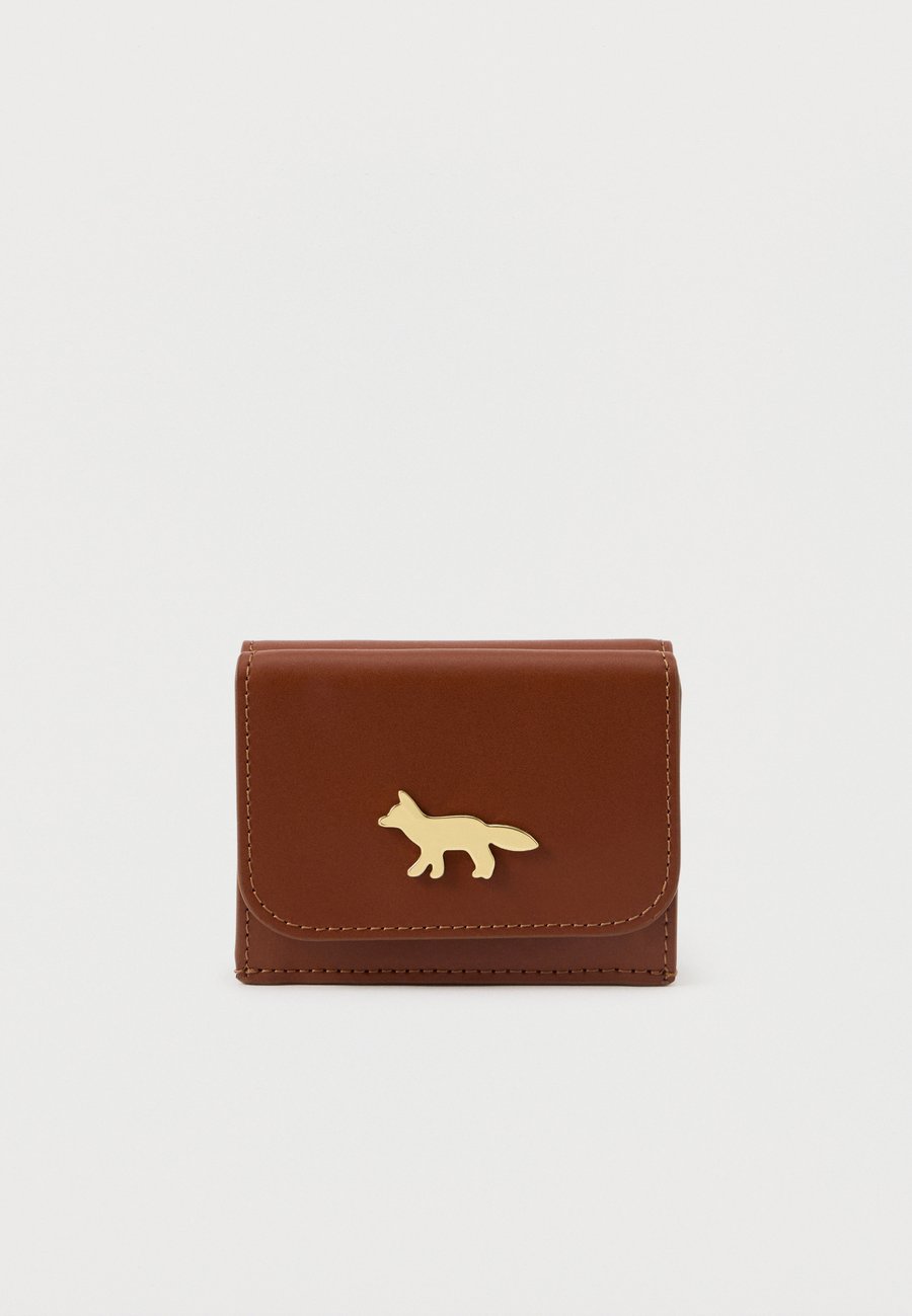Кошелек Maison Kitsuné EDIE COMPACT WALLET, Brown
Кошелек Maison Kitsuné EDIE COMPACT WALLET, Brown