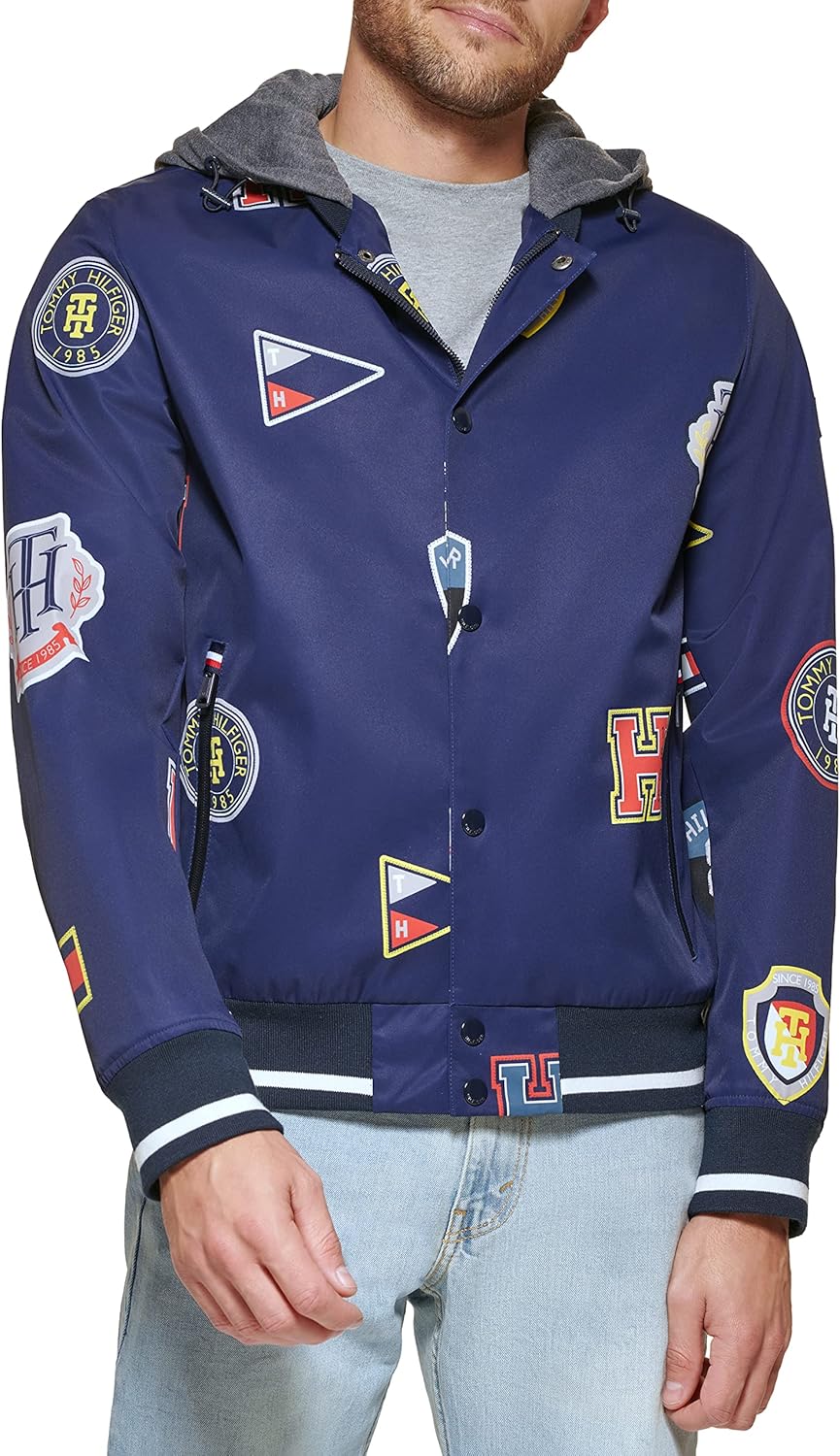 Мужская модная куртка-бомбер Tommy Hilfiger с прикрепленным трикотажным капюшоном, Navy Flag Print
Мужская модная куртка-бомбер Tommy Hilfiger с прикрепленным трикотажным капюшоном, Navy Flag Print
