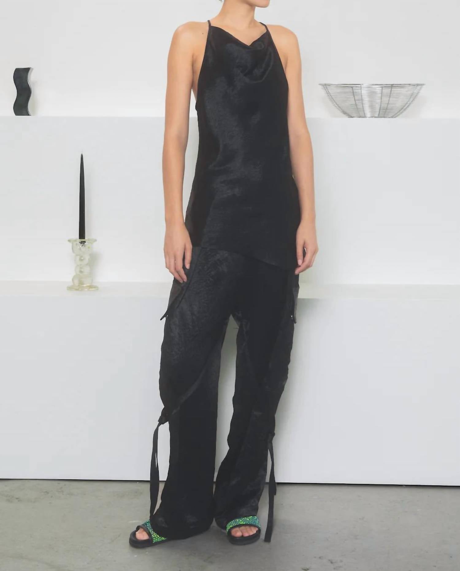 Майка-топ с перекрещивающимися бретельками из жатого атласа черного цвета NOMIA
Майка-топ с перекрещивающимися бретельками из жатого атласа черного цвета NOMIA