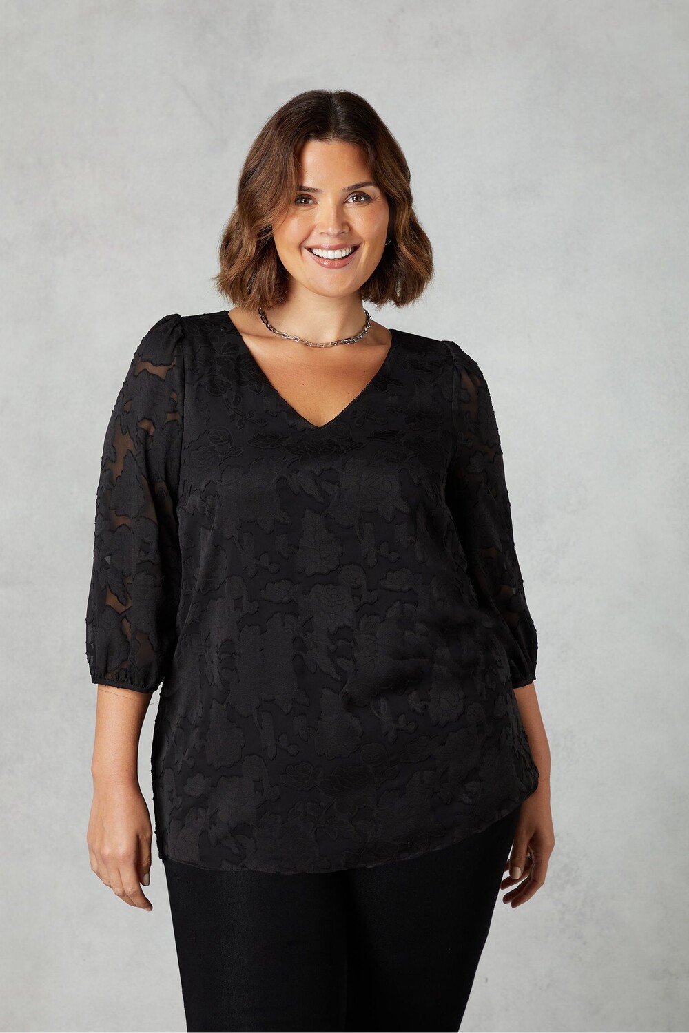 Блузка с изогнутым черным V-образным вырезом и выгоревшим цветочным узором Live Unlimited, черный 
Блузка с изогнутым черным V-образным вырезом и выгоревшим цветочным узором Live Unlimited, черный