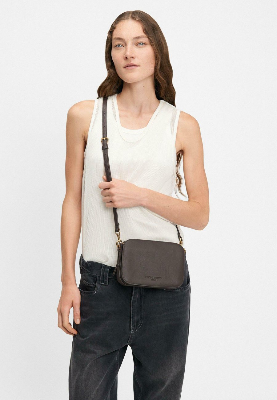 Сумка кросс-боди Liebeskind Berlin LUKA UMHÄNGE, Mokka/Dark Brown
Сумка кросс-боди Liebeskind Berlin LUKA UMHÄNGE, Mokka/Dark Brown