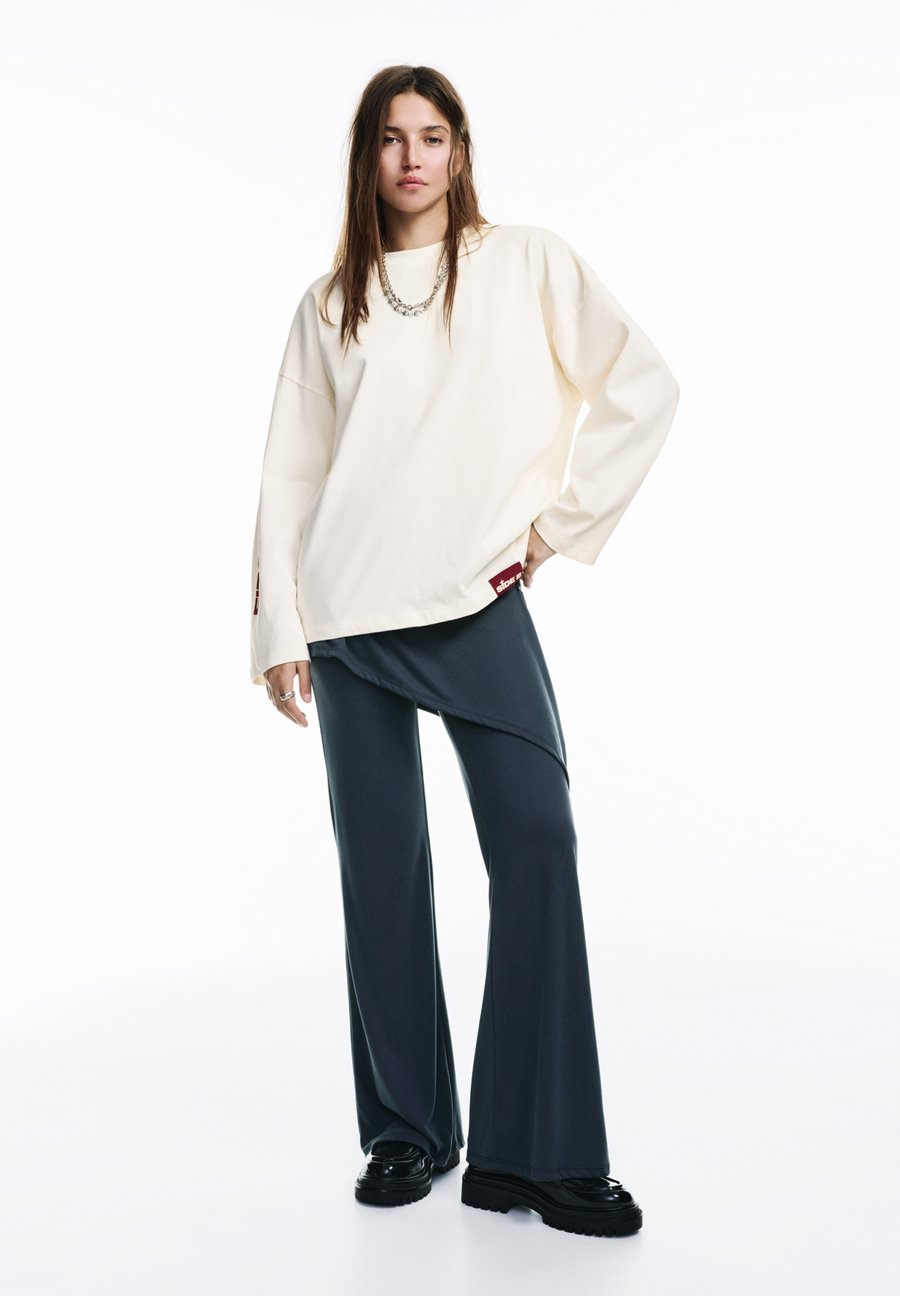 Футболка PULL&BEAR GRAPHIC, White, Белый, Футболка PULL&BEAR GRAPHIC, White
Футболка PULL&BEAR GRAPHIC, White, Белый, Футболка PULL&BEAR GRAPHIC, White