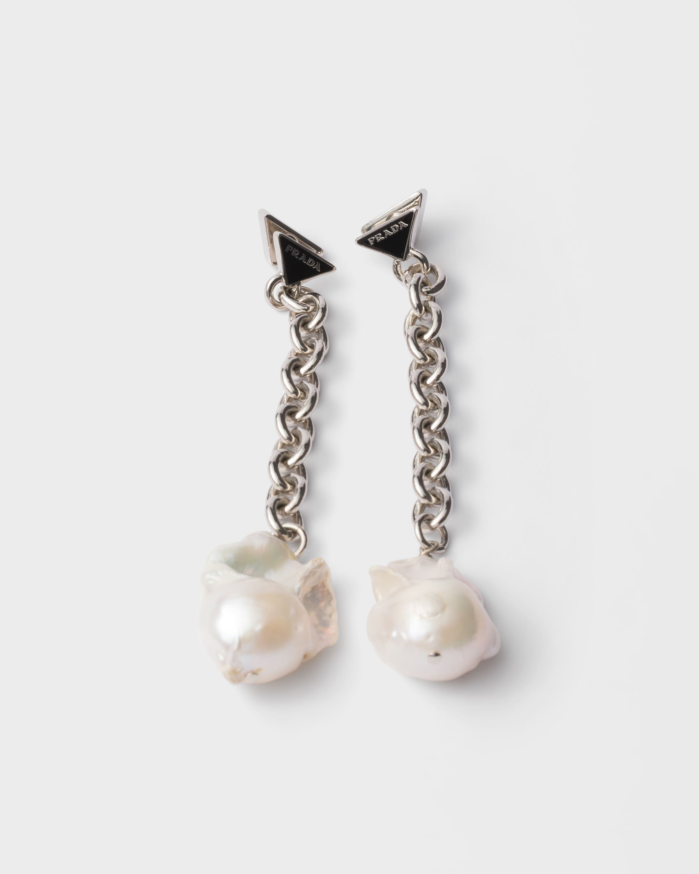 Серьги из металла и жемчуга Prada, сталь/жемчуг
Серьги из металла и жемчуга Prada, сталь/жемчуг