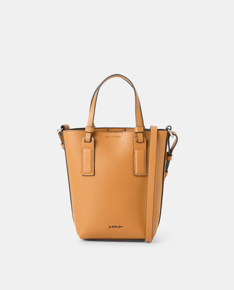Маленькая сумка-бандо с деталями на ручках Jo & Mr. Joe, цвет Tostado
Маленькая сумка-бандо с деталями на ручках Jo & Mr. Joe, цвет Tostado