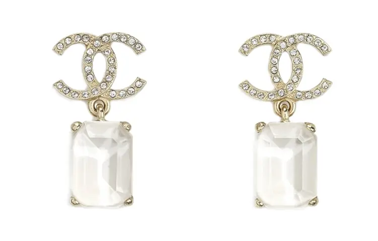 CHANEL Серьги женские белые
CHANEL Серьги женские белые