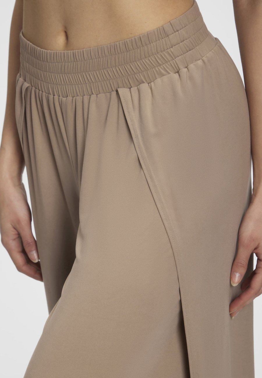 Брюки LASCANA Trousers, Taupe
Брюки LASCANA Trousers, Taupe