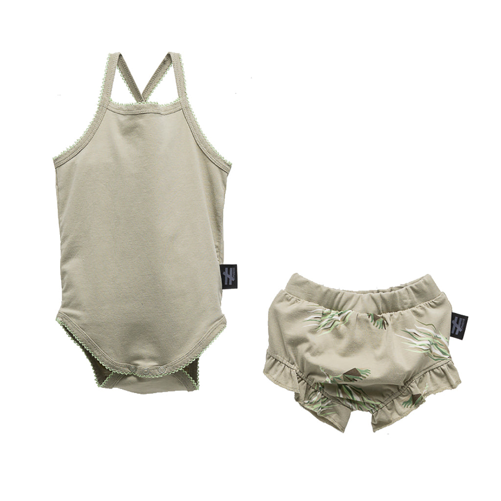 Костюм с баской и боди цвета хаки Moi noi
Костюм с баской и боди цвета хаки Moi noi