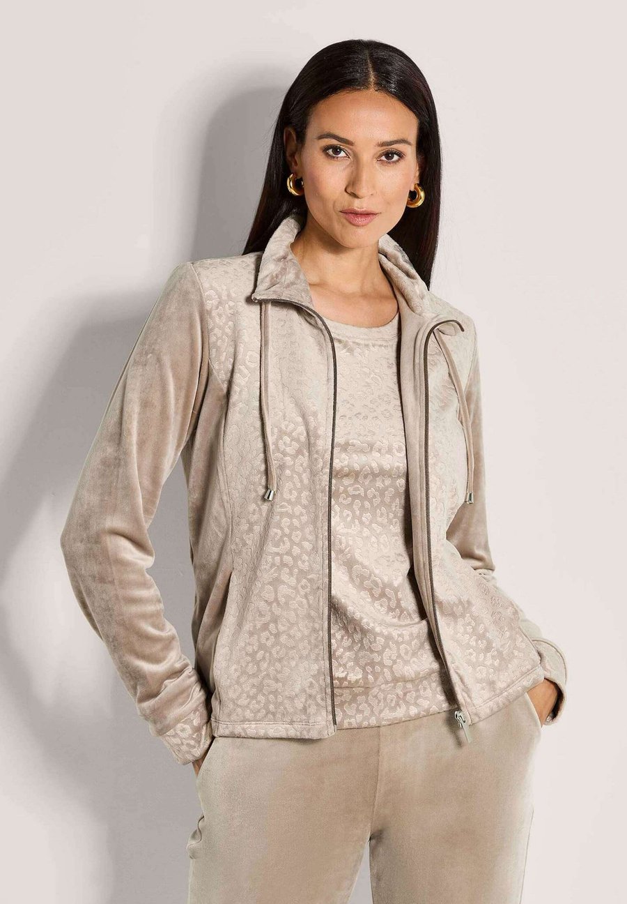 Толстовка MADELEINE FLAUSCHIGE MIT REISSVERSCHLUSS, Taupe
Толстовка MADELEINE FLAUSCHIGE MIT REISSVERSCHLUSS, Taupe