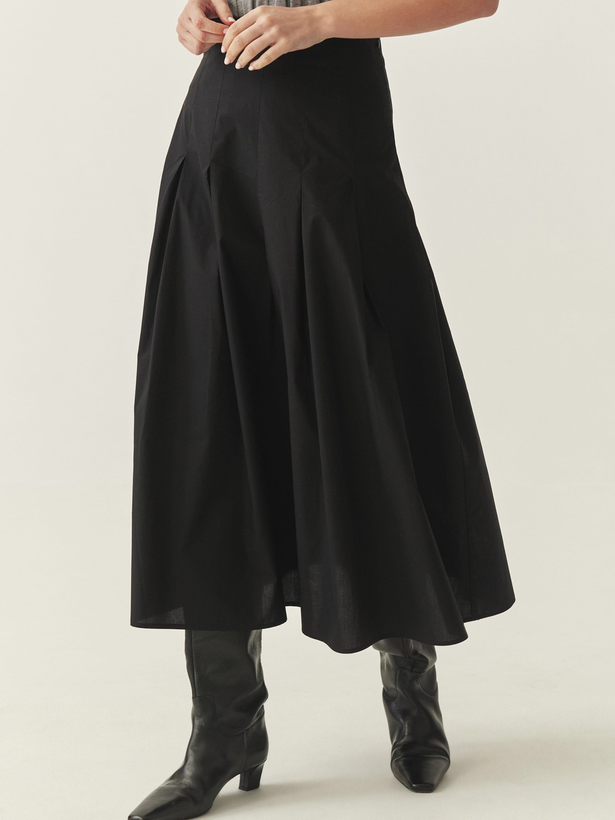 TATUUM Юбка 'PLANOKA' в черном цвете
TATUUM Юбка 'PLANOKA' в черном цвете