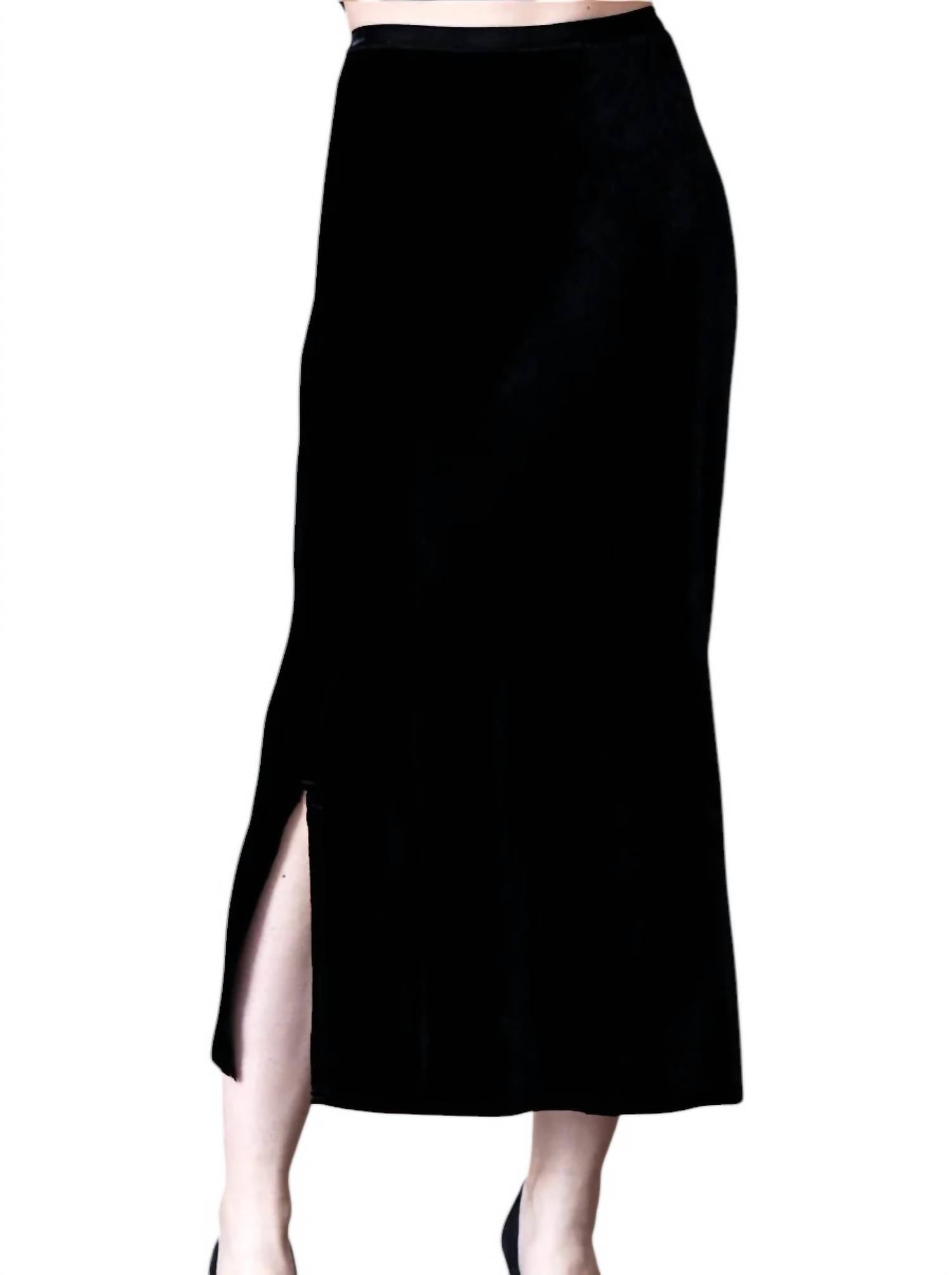 Еще более длинная бархатная юбка черного цвета Go by Go Silk
Еще более длинная бархатная юбка черного цвета Go by Go Silk