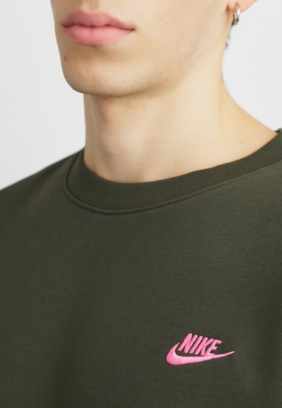 Толстовка Nike Sportswear CLUB CREW, Sequoia/Pinksicle/Olive
Толстовка Nike Sportswear CLUB CREW, Sequoia/Pinksicle/Olive