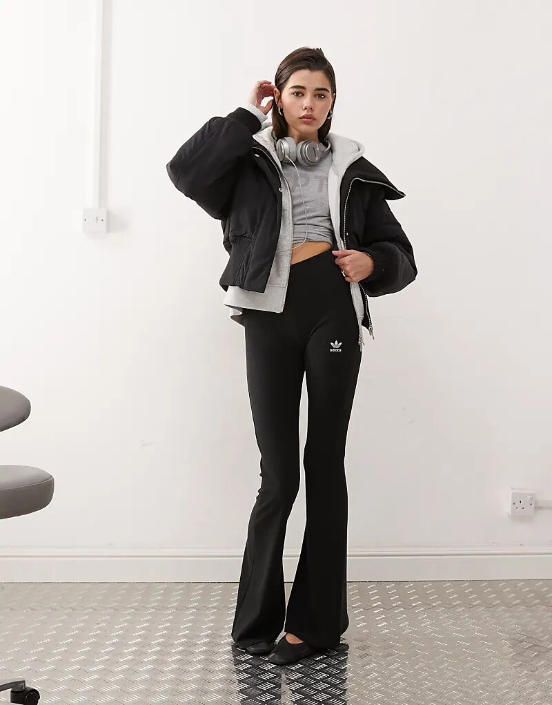 Расклешенные леггинсы adidas Originals Trefoil Essentials черного цвета
Расклешенные леггинсы adidas Originals Trefoil Essentials черного цвета